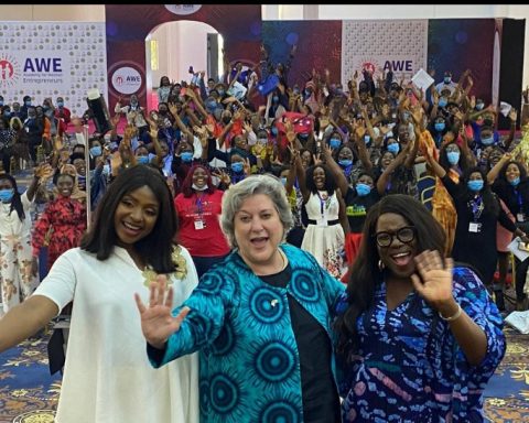 L to R: U.S. Exchange Alumna and Program Partner for Academy for Women Entrepreneurs (AWE), Inya Lawal; U.S. Ambassador Mary Beth Leonard; and Nollywood Actress and AWE mentor Joke Silva during the 2021 AWE graduation ceremony in Ile Ife, Osun State.