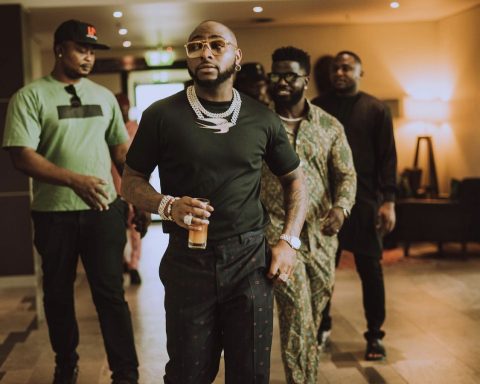 Davido Reels Out N20 Million To 20 Fans