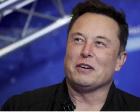 Elon Musk Joins Network Operator To Offer Smartphone Service Under Water, Remote Areas