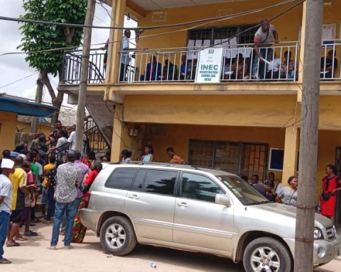 Large Number Of Voters Face Few INEC Officials, Registration Machines In Lagos