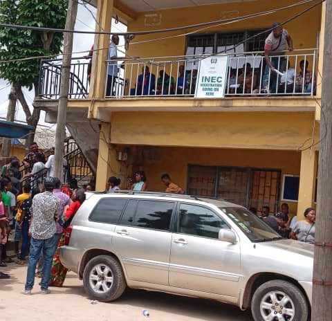 Large Number Of Voters Face Few INEC Officials, Registration Machines In Lagos