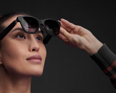 Firm Creates New Glasses Allow Deaf People to ‘See’ Conversations