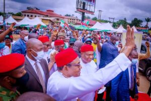 (Video) Gov Uzodinma Hosts Bouquet For Buhari In Owerri