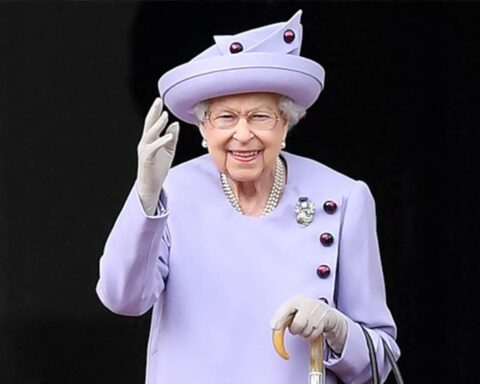 Queen Elizabeth: London Bridge Falls
