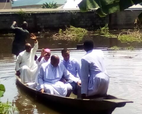 Archbishop Okeke Visits Odekpe, Amidst Heavy Flood
