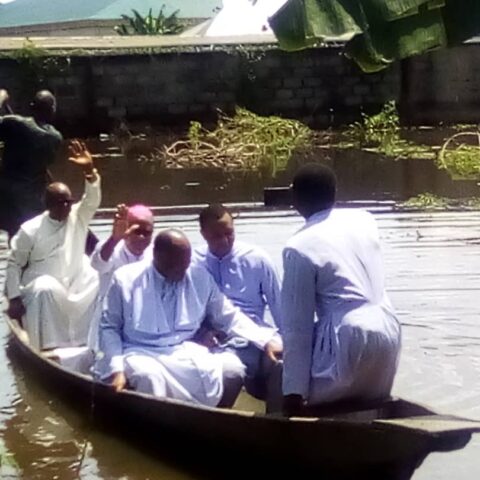Archbishop Okeke Visits Odekpe, Amidst Heavy Flood