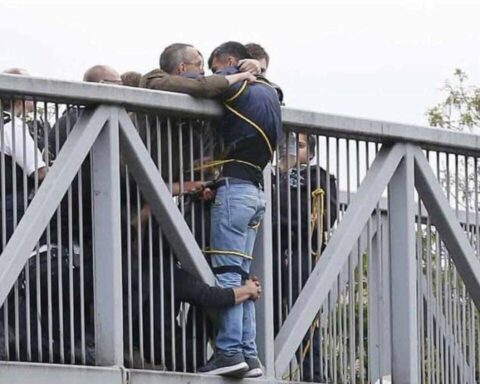 Strangers Save Man Wanting To Jump Off London Bridge