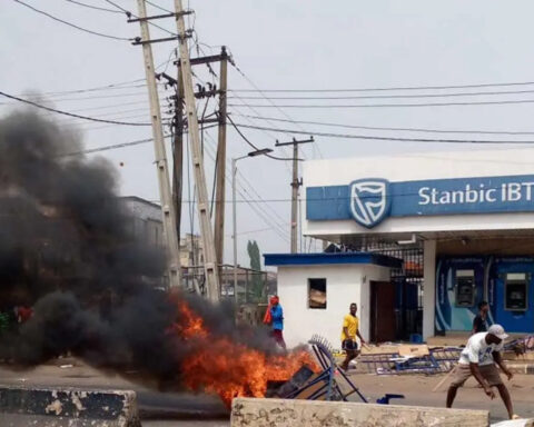 Naira Scarcity: 17 Bank Branches Attacked, Bank Workers Threaten Strike