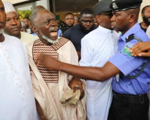 Labour Crisis: Obidients Jeer, Boo Apapa, Prevent Him From Speaking to Journalists In Court 