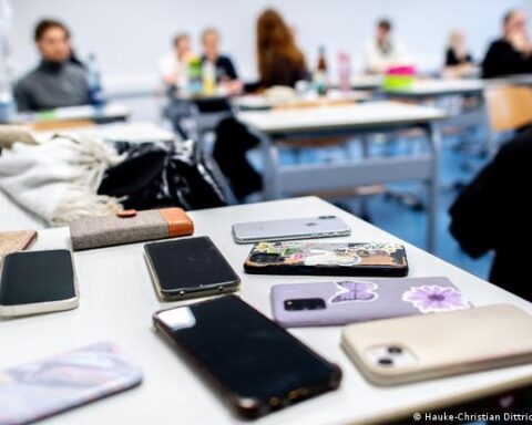 In a move to optimize the learning experience and minimize disruptions, the Dutch government has unveiled plans to ban mobile devices, including smartphones, from classrooms.