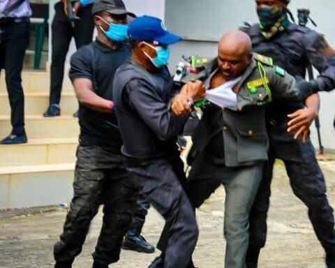 Emefiele: How DSS Operatives Rough-handled Top Ikoyi Prison Official During Clash In Court Premises