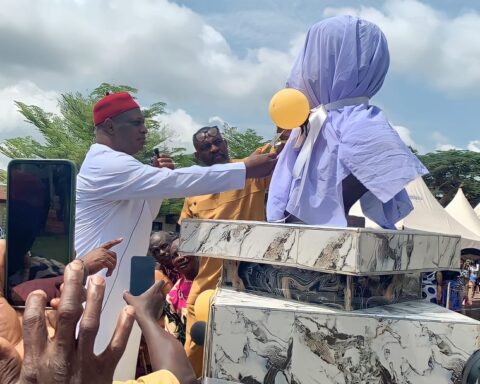 Edeoga Unveils Bust Of Emeritus Professor Anatsui At UNN