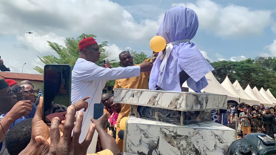 Edeoga Unveils Bust Of Emeritus Professor Anatsui At UNN
