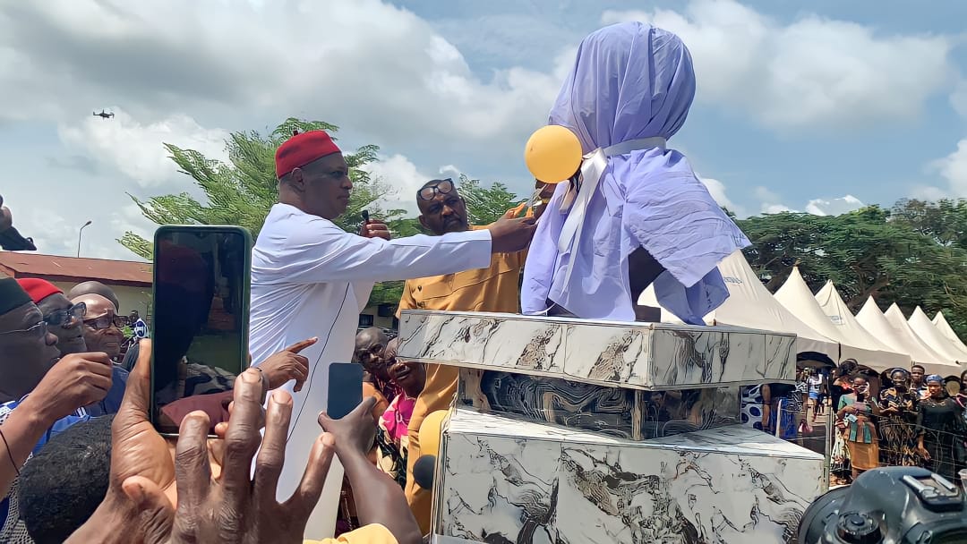 Edeoga Unveils Bust Of Emeritus Professor Anatsui At UNN