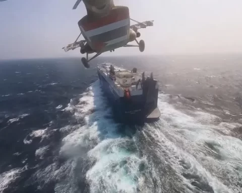 Red Sea Shipping Giants Suspend Trade Routes Amid Houthi Threats