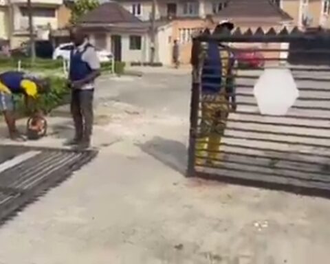 Traffic Gridlock Forces Lagos Govt To Remove Illegal Gates Blocking Access Roads In Lekki Axis