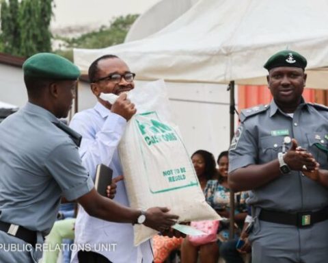 PHOTOS: Fight As Nigerians Scramble For Customs Rice In Yaba