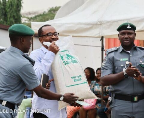 PHOTOS: Fight As Nigerians Scramble For Customs Rice In Yaba