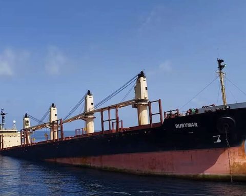 Oil Spill, Fertilizer Leak From Sinking Cargo Ship Attacked By Houthi Sparks Concerns Of Risks To Red Sea