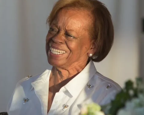 Michelle Obama’s Mom Dies At