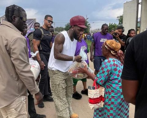 Burna boy hands out food items