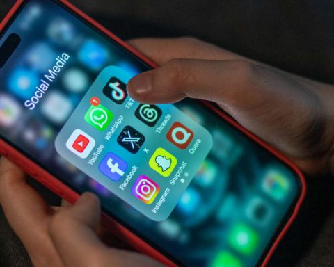 How Social Media Poses Threat To Mental Health