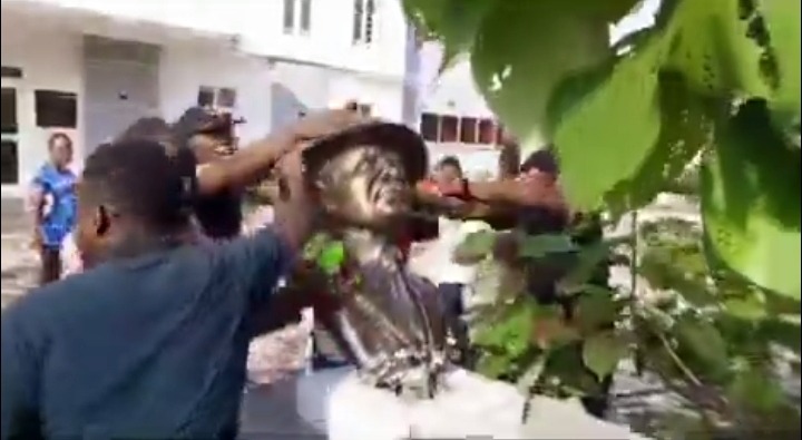 Rivers crisis some youths pull down busy of Wike