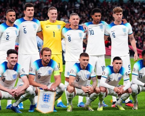 Three Lions want the trophy home