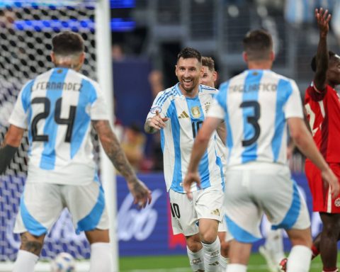 Argentina brush aside Canada for Copa final slot