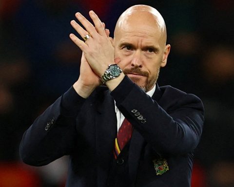 Erik ten Hag extends Man U contract