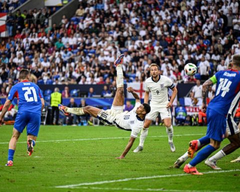 Jude Bellingham tries a bicycle kick during Englad versus Slovakia match