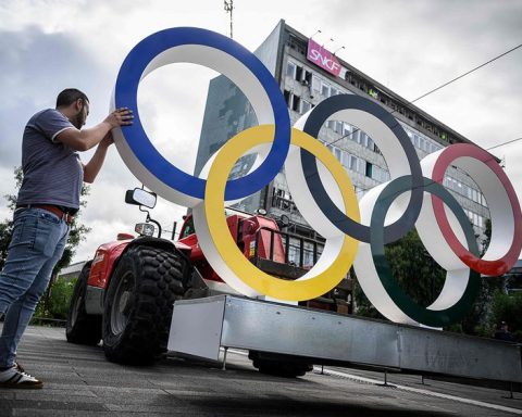 Olympic rings being installed in front of Nantes train station