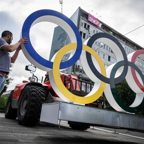 Olympic rings being installed in front of Nantes train station