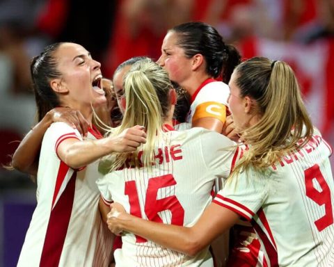 Canada into quarterfinal despite deductions