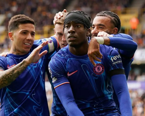 Noni Madueke celebrates with teammates after a good job