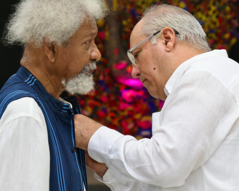 Cuban President Honours Wole Soyinka National Medal