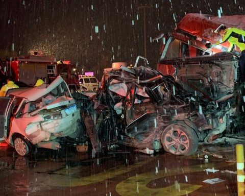 6 Dead In China Car Crash As Vehicle Slams Into Oncoming Traffic