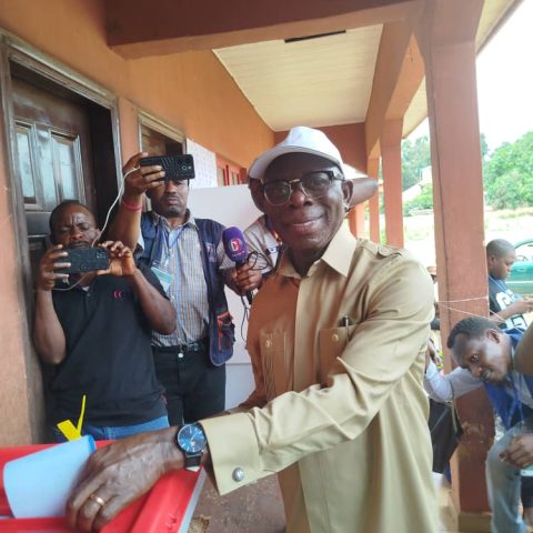 senator adams Oshiomhle casting his vote