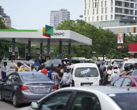 Just In: NNPCL Drops Fuel Price To N965 In Abuja