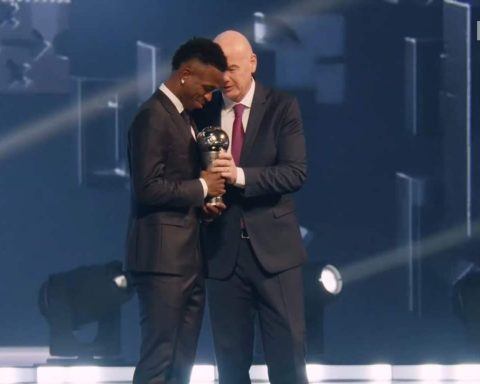 FIFA Best Player Vinicius Jnr with FIFA President Gianni Infantio Tuesday