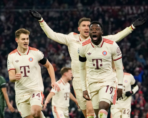 Alphonso Davies seals it for Bayern Munich