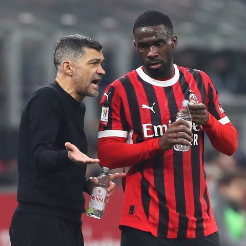 Fikayo Tomori with AC Milan coach Sergio Conceicao