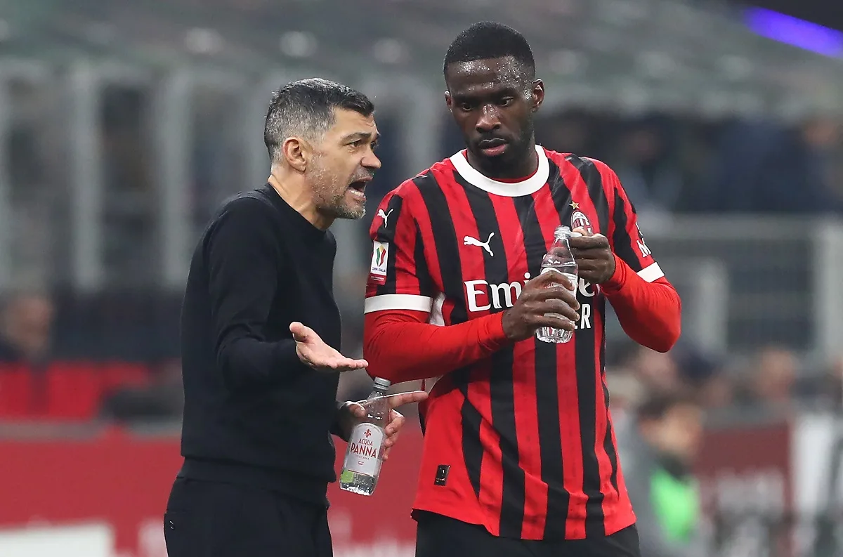 Fikayo Tomori with AC Milan coach Sergio Conceicao