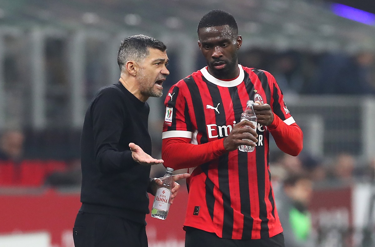 Fikayo Tomori with AC Milan coach Sergio Conceicao