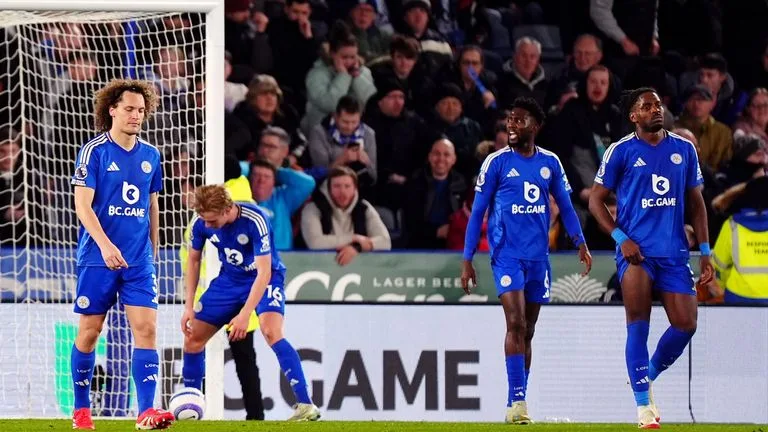 Wilfred Ndidi and teammates looking dejected in defeat by Brentford