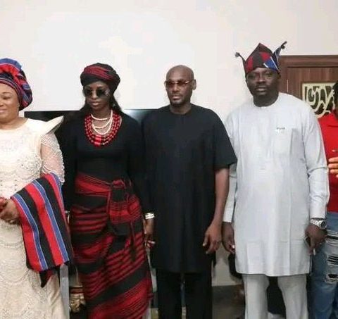 Baba flanked by Natasha at the Och'idoma's palace in Otukpo