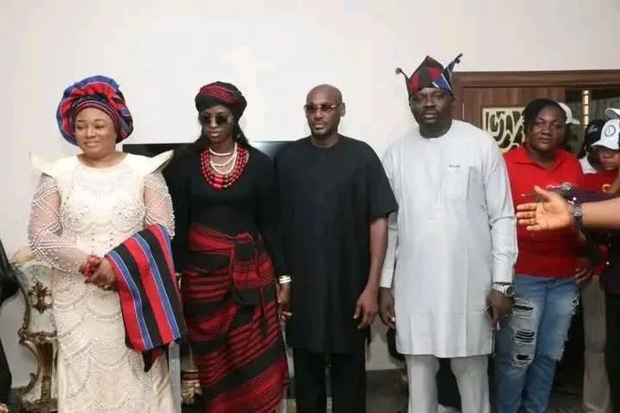 Baba flanked by Natasha at the Och'idoma's palace in Otukpo