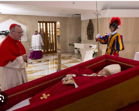 Body of Pope Francis lying in state