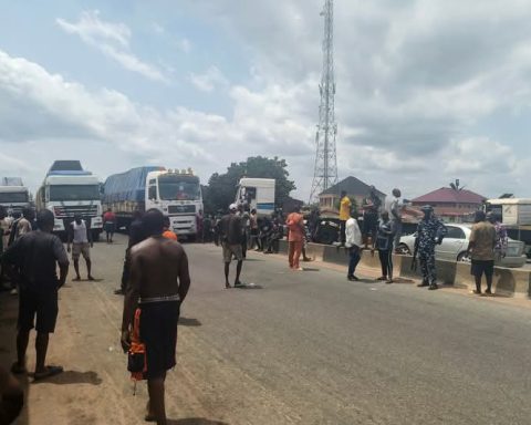 Truck Drivers Block Benin-Lagos Highway Over Alleged N10,000 Bribe Demand