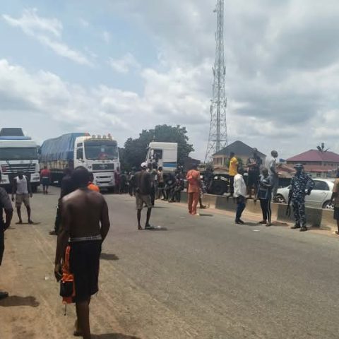 Truck Drivers Block Benin-Lagos Highway Over Alleged N10,000 Bribe Demand